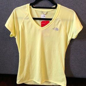🆕 NWT The North Face yellow workout top 🏃🏻‍♀️🎽